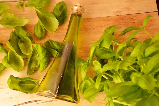 Basilikumöl selbstgemacht: So verleihst du deiner Pizza eine einzigartige Note Basilikumöl selbstgemacht: So verleihst du deiner Pizza eine einzigartige Note