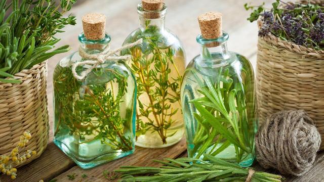 Vielseitiges Kräuteröl selbst gemacht: Neben Basilikum auch Oregano, Rosmarin und Thymian Vielseitiges Kräuteröl selbst gemacht: Neben Basilikum auch Oregano, Rosmarin und Thymian