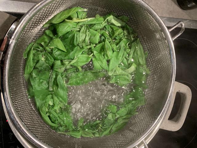 Quietschgrünes Basilikumöl selber machen: Ein frisches Geschmackserlebnis für deine Pizza Quietschgrünes Basilikumöl selber machen: Ein frisches Geschmackserlebnis für deine Pizza