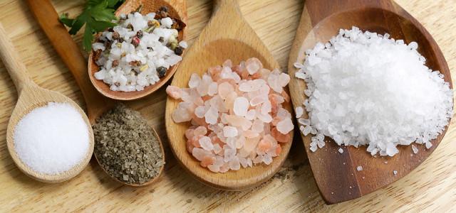 Rauchsalz selber machen: So gelingt das aromatische Gewürz