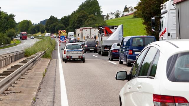 Reißverschlussverfahren: Wann gilt es und wer hat Schuld bei einem Unfall? Reißverschlussverfahren: Wann gilt es und wer hat Schuld bei einem Unfall?