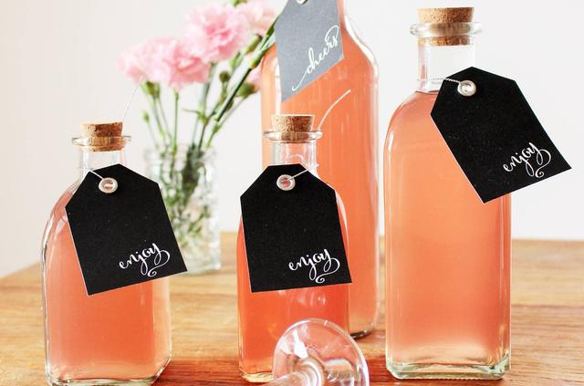 Erfrischender Rhabarber-Schnaps: Rezept für selbstgemachten Likör Erfrischender Rhabarber-Schnaps: Rezept für selbstgemachten Likör