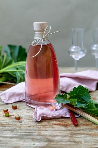 Selbstgemachter Rhabarberlikör: Einfache Anleitung für köstlichen Genuss Selbstgemachter Rhabarberlikör: Einfache Anleitung für köstlichen Genuss