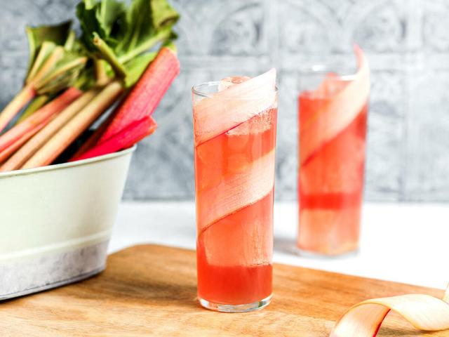 Der perfekte Sommerdrink: Rhabarbersaft ganz einfach selber machen Der perfekte Sommerdrink: Rhabarbersaft ganz einfach selber machen
