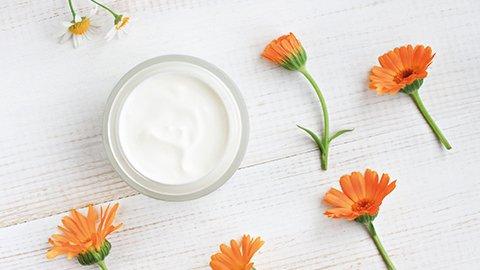 Schritt-für-Schritt-Anleitung: So stellen Sie Ringelblumensalbe selber her Schritt-für-Schritt-Anleitung: So stellen Sie Ringelblumensalbe selber her