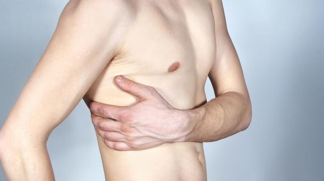 Trockene vs. feuchte Rippenfellentzündung: Unterschiede und Behandlungsmöglichkeiten Trockene vs. feuchte Rippenfellentzündung: Unterschiede und Behandlungsmöglichkeiten