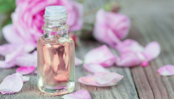 Haltbarkeit von hausgemachtem Rosenwasser - Was Sie wissen sollten Haltbarkeit von hausgemachtem Rosenwasser - Was Sie wissen sollten