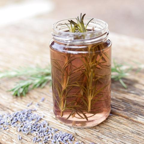 Rosmarinwasser: Das natürliche Schönheitselixier für gesundes Haar