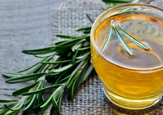 Effekt von Rosmarinwasser auf Kopfhaut und Haare: Eine Wunderkur für Ihre Haare