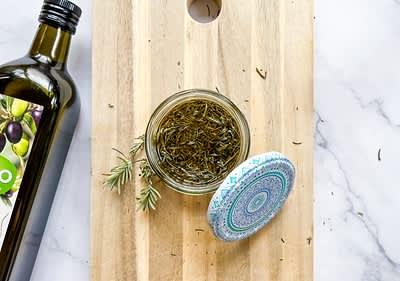 Schritt-für-Schritt-Anleitung: Rosmarinöl selbst herstellen