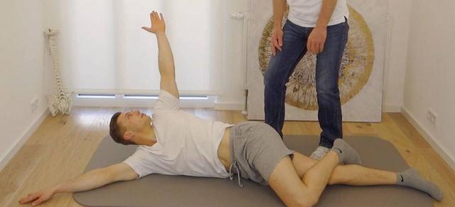 Wie man den Rücken selbst einrenken kann: Übungen und Tipps Wie man den Rücken selbst einrenken kann: Übungen und Tipps