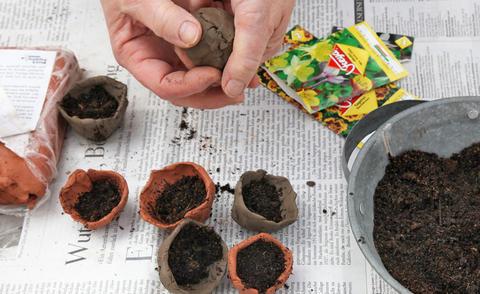 Grüne Wurfgeschosse selbst herstellen: Saatbomben selber machen Grüne Wurfgeschosse selbst herstellen: Saatbomben selber machen