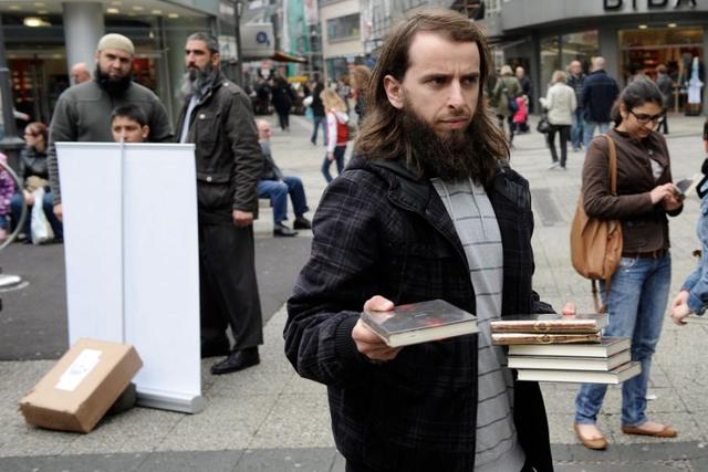 1. Salafisten: Eine sunnitisch-islamistische Bewegung im Fokus 1. Salafisten: Eine sunnitisch-islamistische Bewegung im Fokus