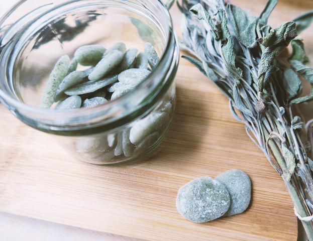 Salbeibonbons aus dem eigenen Garten: Günstige und gesunde Alternative aus natürlichen Zutaten