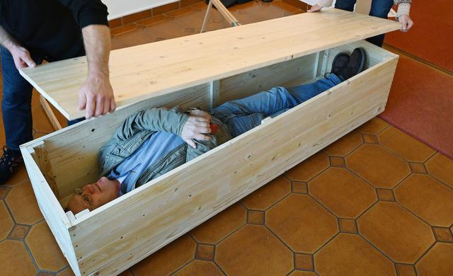 DIY-Trend in der Bestattungsbranche: Selbstgemachte Särge liegen im Trend DIY-Trend in der Bestattungsbranche: Selbstgemachte Särge liegen im Trend