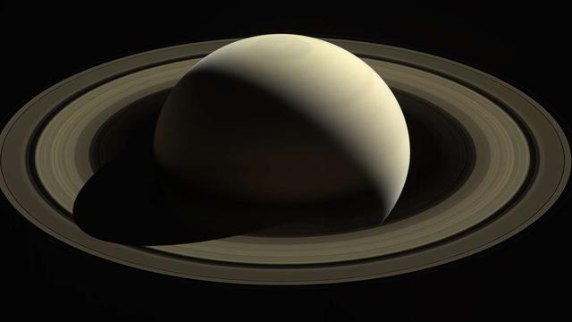 Rekordhalter Saturn: Mehr als 100 Monde umkreisen den Ringplaneten