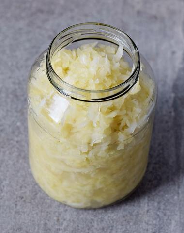 Saure Köstlichkeit: Wie viel Salz braucht man für selbstgemachtes Sauerkraut? Saure Köstlichkeit: Wie viel Salz braucht man für selbstgemachtes Sauerkraut?
