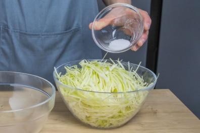 Sauerkraut selber machen: Die richtige Menge Salz verwenden Sauerkraut selber machen: Die richtige Menge Salz verwenden