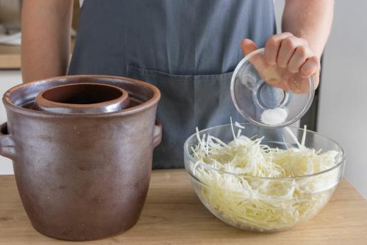 Schritt für Schritt: Sauerkraut selber machen im Steintopf Schritt für Schritt: Sauerkraut selber machen im Steintopf