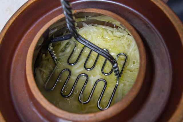 Genussvoll fermentiert: Sauerkraut im Steintopf selber machen Genussvoll fermentiert: Sauerkraut im Steintopf selber machen