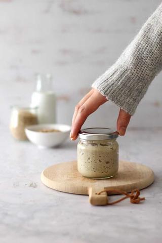 Die Kunst des Sauerteigs: Selber ansetzen und vielfältige Backkreationen zaubern Die Kunst des Sauerteigs: Selber ansetzen und vielfältige Backkreationen zaubern