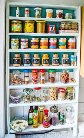 DIY-Gewürzregal: Anleitung für ein selbstgebautes Regal aus Holz DIY-Gewürzregal: Anleitung für ein selbstgebautes Regal aus Holz