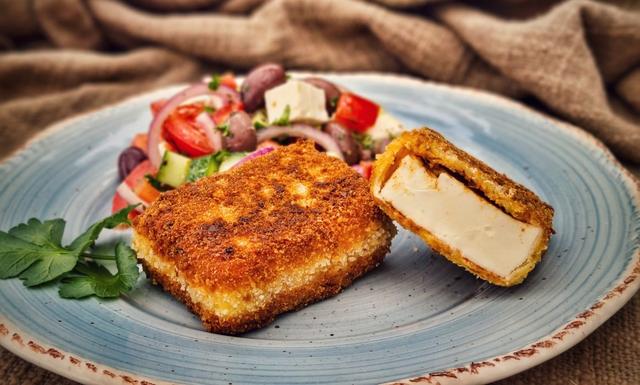 Knusprig gebackener Schafskäse: Wie beim Griechen, aber selbst gemacht Knusprig gebackener Schafskäse: Wie beim Griechen, aber selbst gemacht