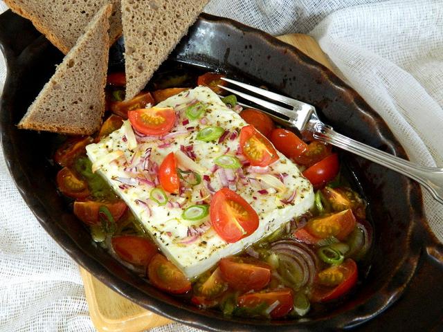 Griechisches Flair auf dem Teller: Schafskäse überbacken wie in der Taverne Griechisches Flair auf dem Teller: Schafskäse überbacken wie in der Taverne