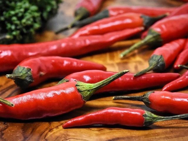 Essen zu scharf gewürzt? Mit diesen Tricks kannst du die Schärfe mildern Essen zu scharf gewürzt? Mit diesen Tricks kannst du die Schärfe mildern