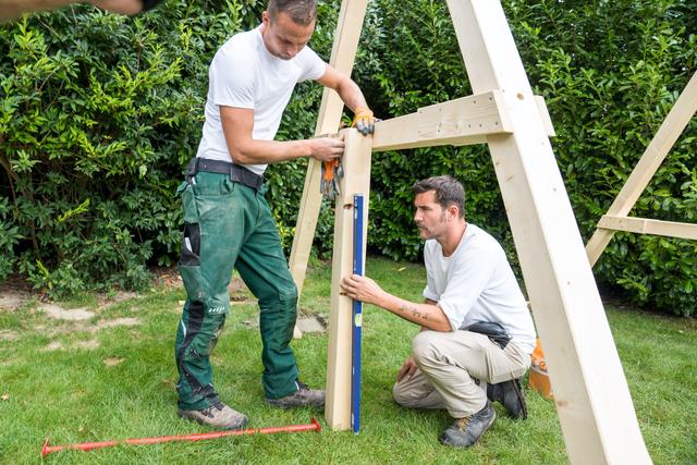 DIY-Projekt: Ein Schaukelgestell aus Rundholz selber machen
