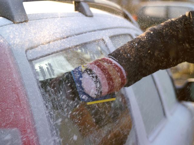 Nie wieder Eiskratzen: DIY Scheibenenteiser aus Hausmitteln Nie wieder Eiskratzen: DIY Scheibenenteiser aus Hausmitteln