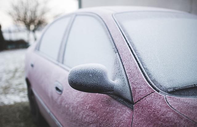 Geld sparen mit DIY Enteiserspray: Autoscheiben ohne Kratzen befreien Geld sparen mit DIY Enteiserspray: Autoscheiben ohne Kratzen befreien