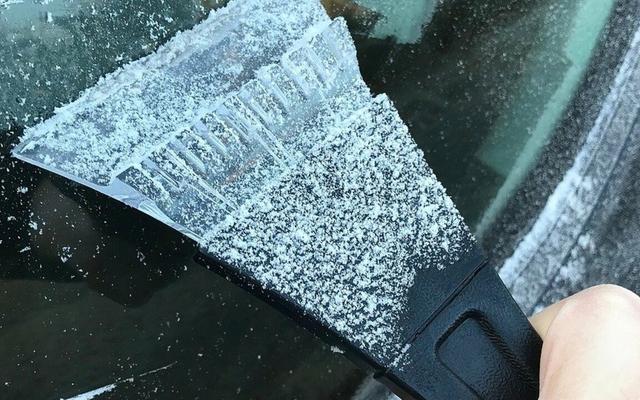 Hausmittel gegen Eis: So stellen Sie Scheibenenteiser selbst her Hausmittel gegen Eis: So stellen Sie Scheibenenteiser selbst her