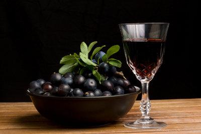 Schlehenlikör selbst herstellen: Tipps und Tricks für den Genuss zu Hause Schlehenlikör selbst herstellen: Tipps und Tricks für den Genuss zu Hause