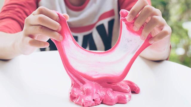 Gesunder DIY-Schleim ohne Kleber: Einfaches Rezept mit 3 Zutaten zum Selbermachen Gesunder DIY-Schleim ohne Kleber: Einfaches Rezept mit 3 Zutaten zum Selbermachen
