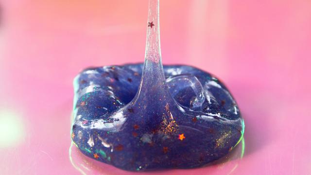 Natürliches Schleim-Rezept ohne Kleber: Einfache Herstellung mit 3 Zutaten für Kinder Natürliches Schleim-Rezept ohne Kleber: Einfache Herstellung mit 3 Zutaten für Kinder