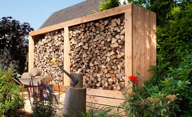 Kreatives Projekt: Eigenes Kaminholzregal im Garten bauen Kreatives Projekt: Eigenes Kaminholzregal im Garten bauen