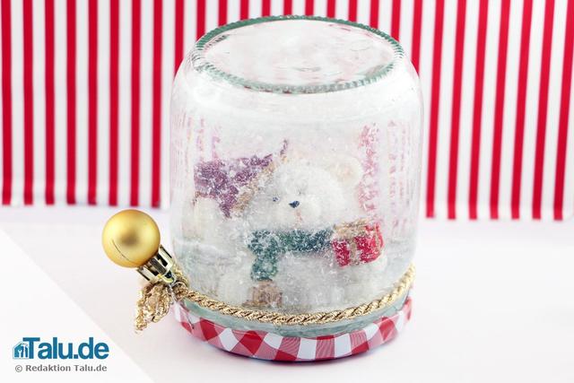 Basteln mit Kindern: Gemeinsam eine Schneekugel selber machen