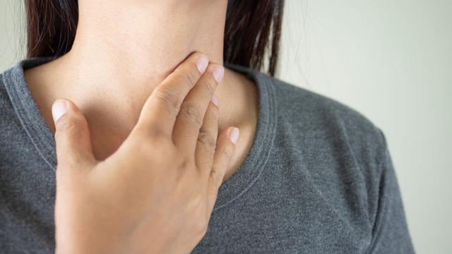 Ursachen und Behandlung von stechenden Halsschmerzen wie Nadelstichen Ursachen und Behandlung von stechenden Halsschmerzen wie Nadelstichen