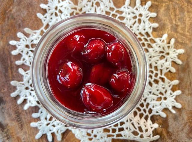 Kirschgrütze mit frischen oder eingefrorenen Kirschen zubereiten