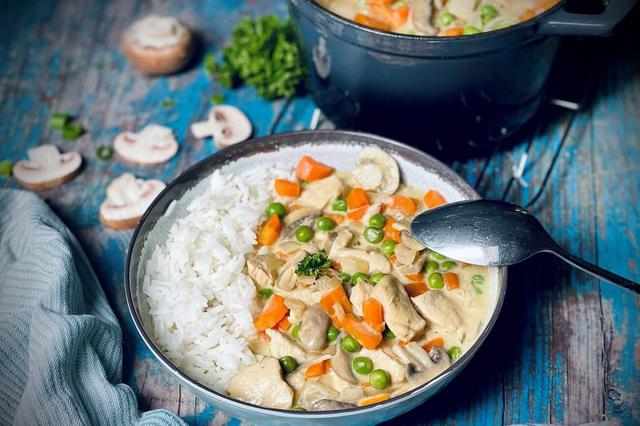 Klassisches Hühnerfrikassee Rezept: Schnell und einfach zubereitet Klassisches Hühnerfrikassee Rezept: Schnell und einfach zubereitet