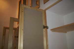 Einfache Anleitung: Schranktüre mit Stoffbezug selbst machen Einfache Anleitung: Schranktüre mit Stoffbezug selbst machen