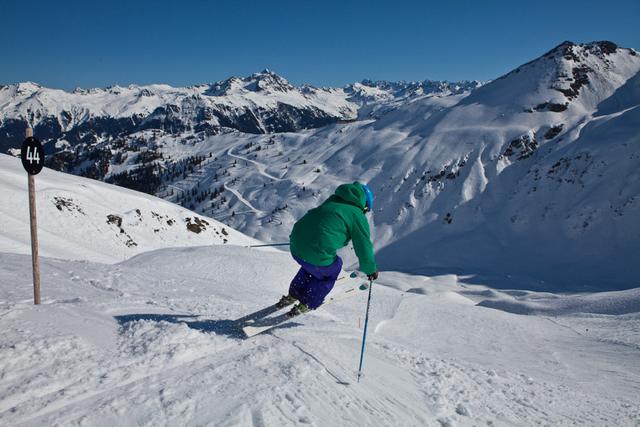Welche Farbe kennzeichnet eine schwierige Skipiste?