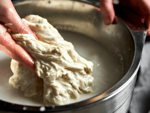 Gesunde und nachhaltige Ernährung: Seitan selbst herstellen aus biologischem Mehl Gesunde und nachhaltige Ernährung: Seitan selbst herstellen aus biologischem Mehl