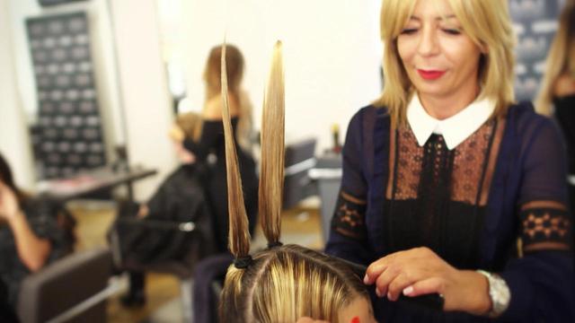 Mit der 4-Zopf-Technik zum trendigen Haarschnitt - Haare selber schneiden leicht gemacht Mit der 4-Zopf-Technik zum trendigen Haarschnitt - Haare selber schneiden leicht gemacht