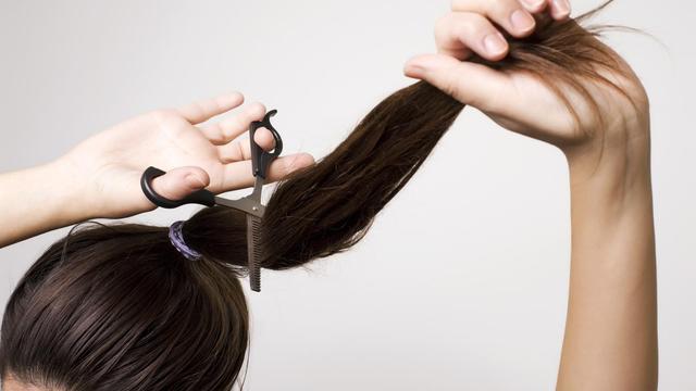 Selbst zum Friseur werden: So gelingt der Stufenschnitt mit der 4-Zopf-Methode Selbst zum Friseur werden: So gelingt der Stufenschnitt mit der 4-Zopf-Methode