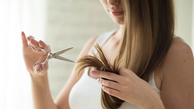 Schere statt Friseurbesuch: Mit der 4-Zopf-Technik die Haare selbst schneiden Schere statt Friseurbesuch: Mit der 4-Zopf-Technik die Haare selbst schneiden
