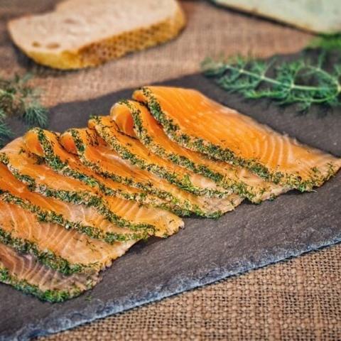 Genuss pur: Selbst gebeizter Lachs in nur 5 Minuten Genuss pur: Selbst gebeizter Lachs in nur 5 Minuten