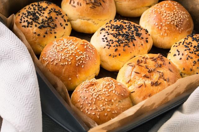 Frische Burgerbrötchen aus dem eigenen Backofen Frische Burgerbrötchen aus dem eigenen Backofen
