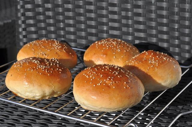 Perfekte Begleitung für deinen Burger: Hausgemachte Brötchen Perfekte Begleitung für deinen Burger: Hausgemachte Brötchen